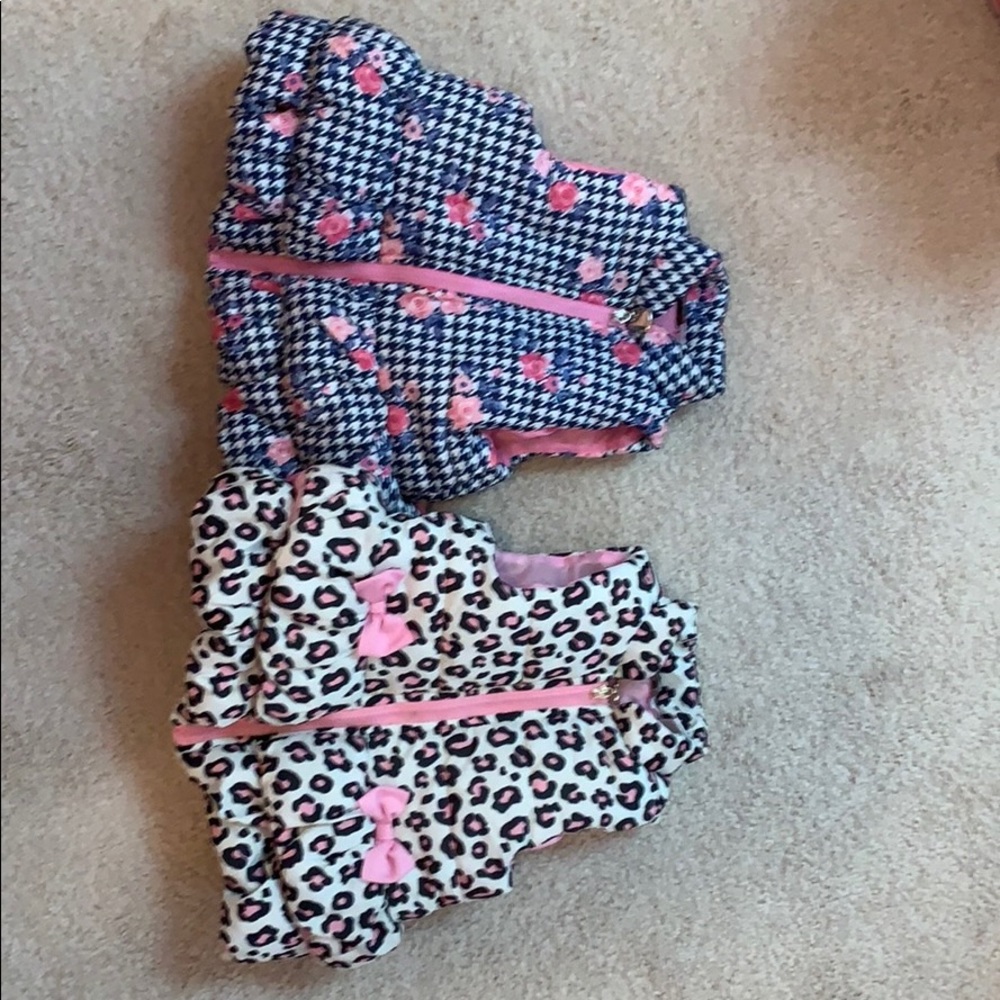 2 Puffer Vests